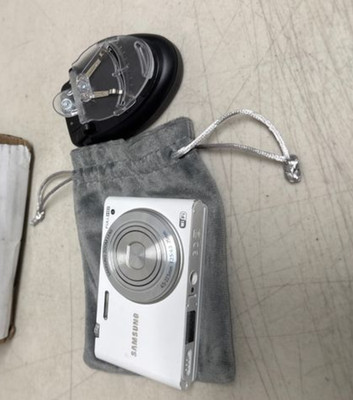 Samsung MV900f Touch Screen Camera 5x Optical Zoom 16MP White