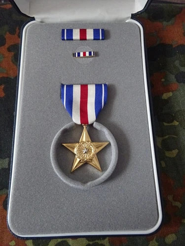 (A19-012) Original US Order Silver Star Medal in Case
