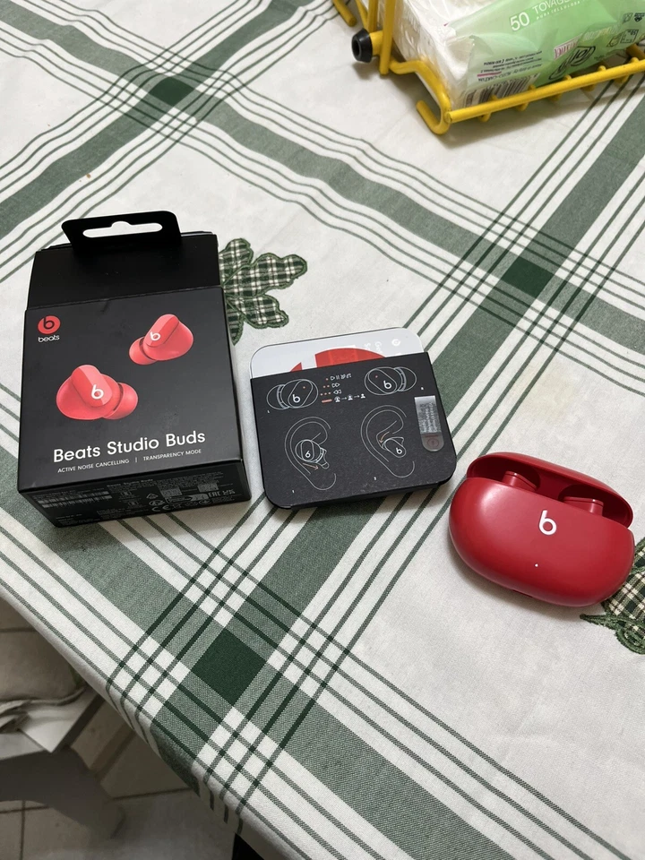Beats Studio Buds, foto 1 di 3