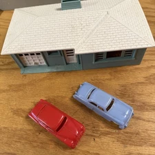 Vintage Plasticville Ranch House RH-1 - O Gauge - Complete w/Two Cars