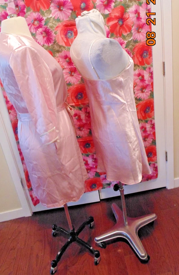 JNY Jones New York Pink w/Ivory Trim Satin Short Gown Sz M & Wrap Robe Sz S/M - Image 4 of 4