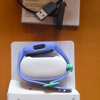 Fitbit Ace 3 Fitnesstracker für Kinder 6+ Blau & Grün. Neu. Karton beschädigt