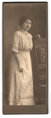 Fotografie Otto Kunert, Wanne, Bahnhofstr. 61, Portrait junge Frau im Kleid mit 