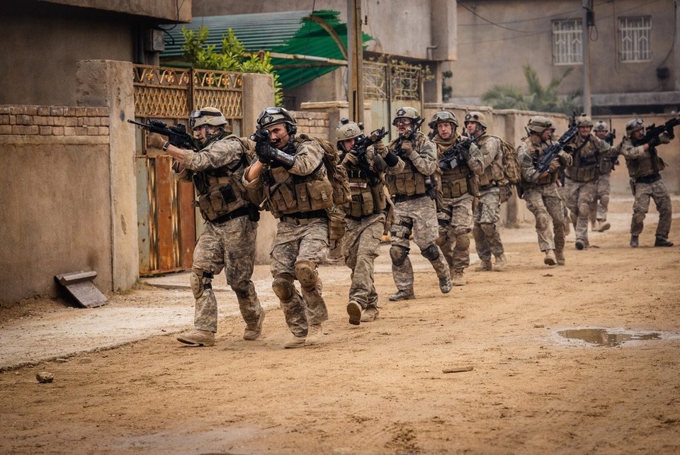 Warfare [Blu-ray] : D'Pharaoh Woon-A-Tai, Will Poulter, Cosmo Jarvis