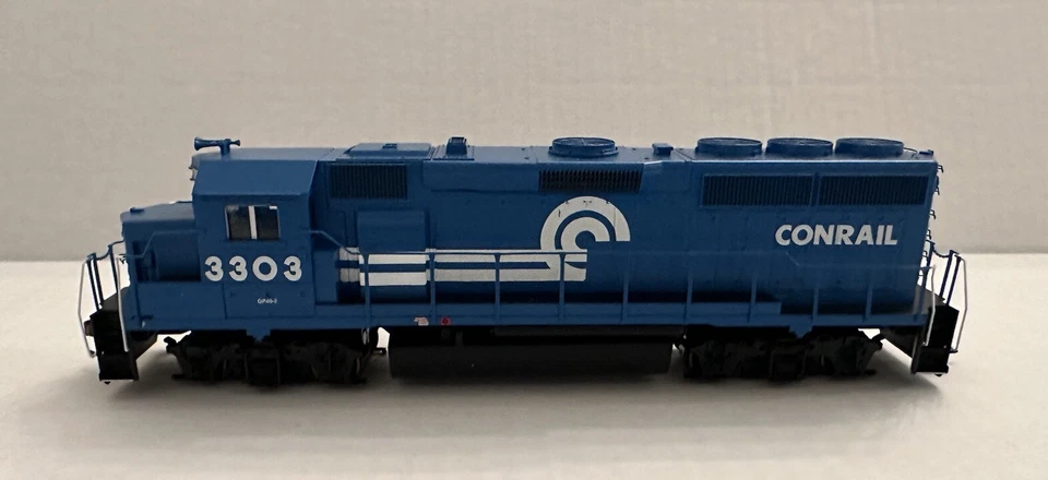 Athearn Roundhouse HO RND17792 Conrail GP40-2 #3303 Diesel Switcher Loco - Image 2 of 4