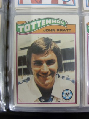 1978/1979 Tottenham Hotspur - Card No.107) John Pratt - Topps Chewing Gum Trade