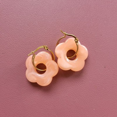 Goldfarbene Creolen Harz Blume Charm Pfirsich Ohrringe 3,5 cm