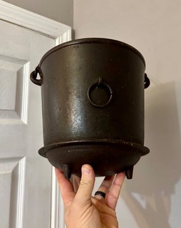 #7 Cast Iron 3 Leg Bean Pot Kettle 9” Outside Diameter