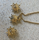 STRIKING PINK & DIAMOND COLORED PENDANT ON A GOLD TONE CHAIN W/ PIERCED EARRINGS — photo 4