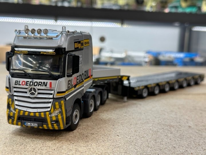 WSI truck model Mercedes MB Actros SLT 8X4+100 Tonner T