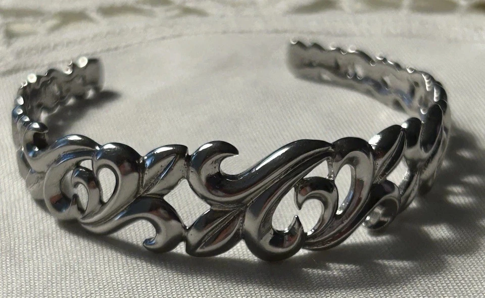 Bracelete de aço inoxidável assinado por Ross-Simons tamanho 7 floral de videira - Imagem 2 de 4