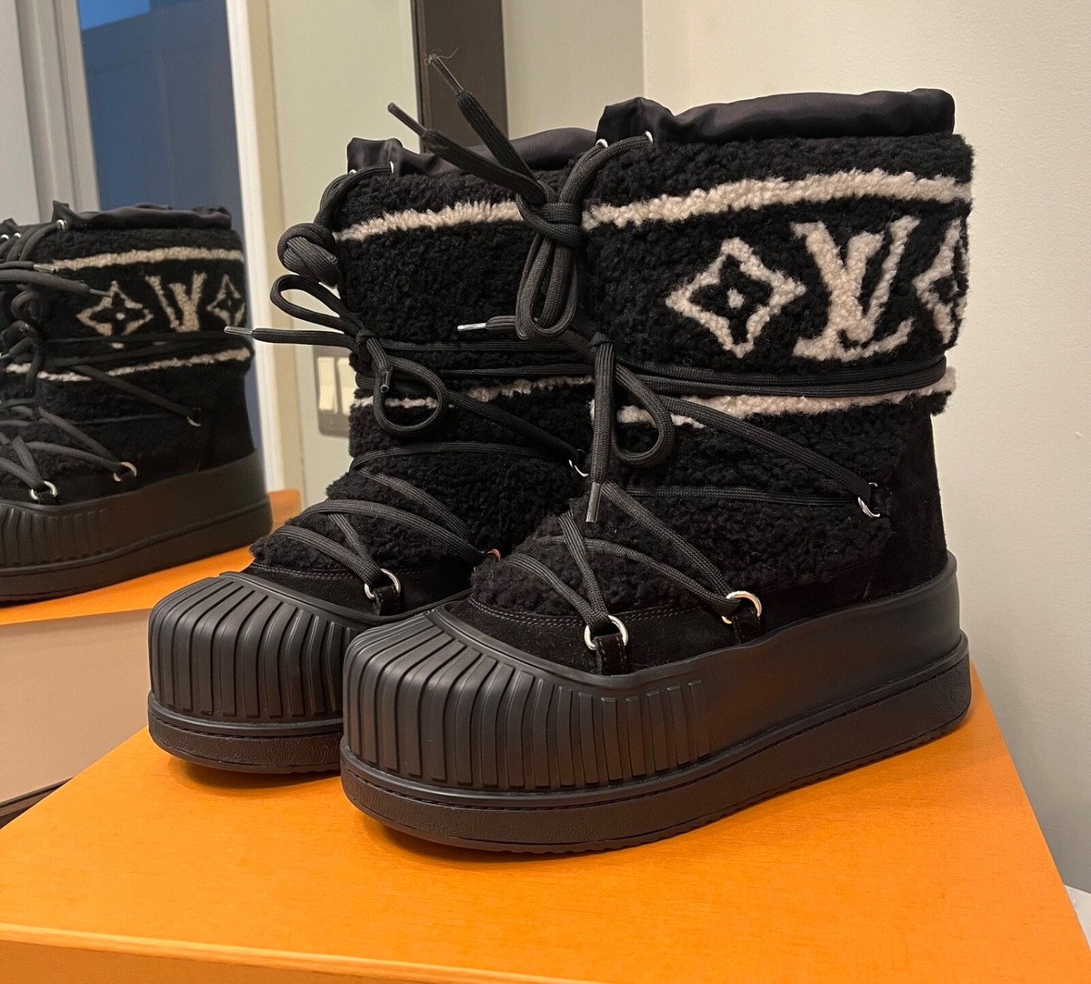 NEW! Louis Vuitton Shearling Polar Flat Half Moon Boots NEW! Louis Vuitton Shearling Polar Flat Half Moon Boots