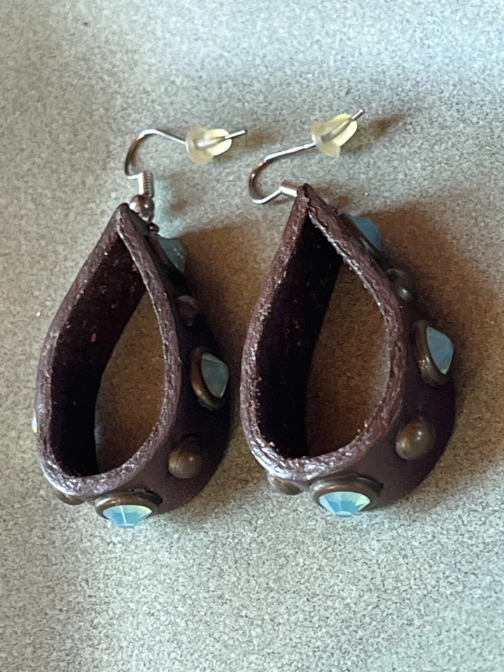 大号深棕色皮革泪珠环带青铜铆钉和虹彩浅蓝色 — 第 4/4 张图片