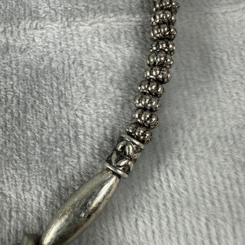 Collana lunghezza girocollo filo memoria tono argento ornato ciondolo ovale accento perline - Foto 13 di 16