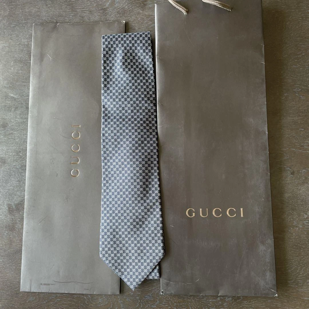Cravate en soie marine motif motif motif GUCCI avec pochette et accessoires cabas