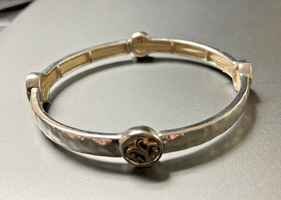 Silver toned hammered bangle braclet with stretch band