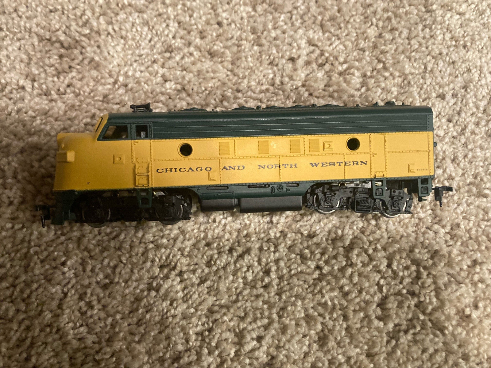 Walthers HO Scale Electric Train Engines and Cars with Track and