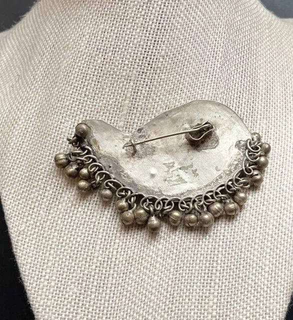 Broche prendedor brutalista gótico campanas patrón turquesa plateado vintage Foto 2 de 3