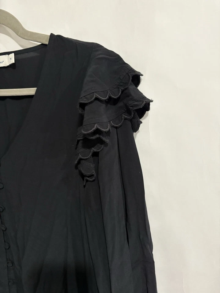 Blusa Vinyard Vines tamanho M preta gola V manga longa babado ombros botão para cima - Imagem 3 de 4