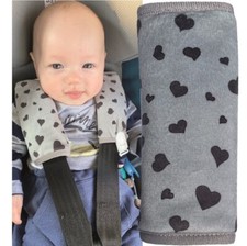 2x HECKBO Baby Kinderwagen Trageschale Gurtschutz Gurtpolster Herz Herzen