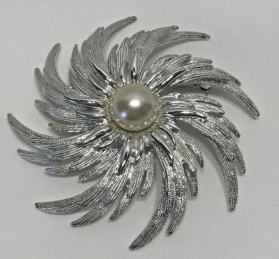 SARAH COV　1960ｓ′　 silver×pearl　brooch 1960s Sarah Coventry Silver Flower Brooch 1967 
