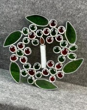 VTG STAINED GLASS CHRISTMAS WREATH HOLLY BERRIES W/ CANDLE SUN CATCHER 6.5  X6.5  