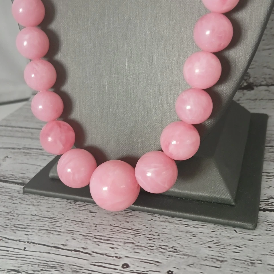 Collar de cuentas largas vintage de plástico rosa graduado de 33" Foto 3 de 4