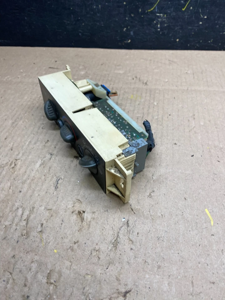 1996-2000 GMC Sierra Yukon A/C AC Climate Control A/C T4847 DG - Image 3 of 4