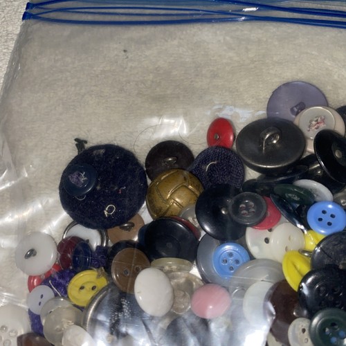 Almost 2lb Lot of Assorted Vintage Buttons - UNSEARCHED - LOT See Photos - Picture 8 of 17