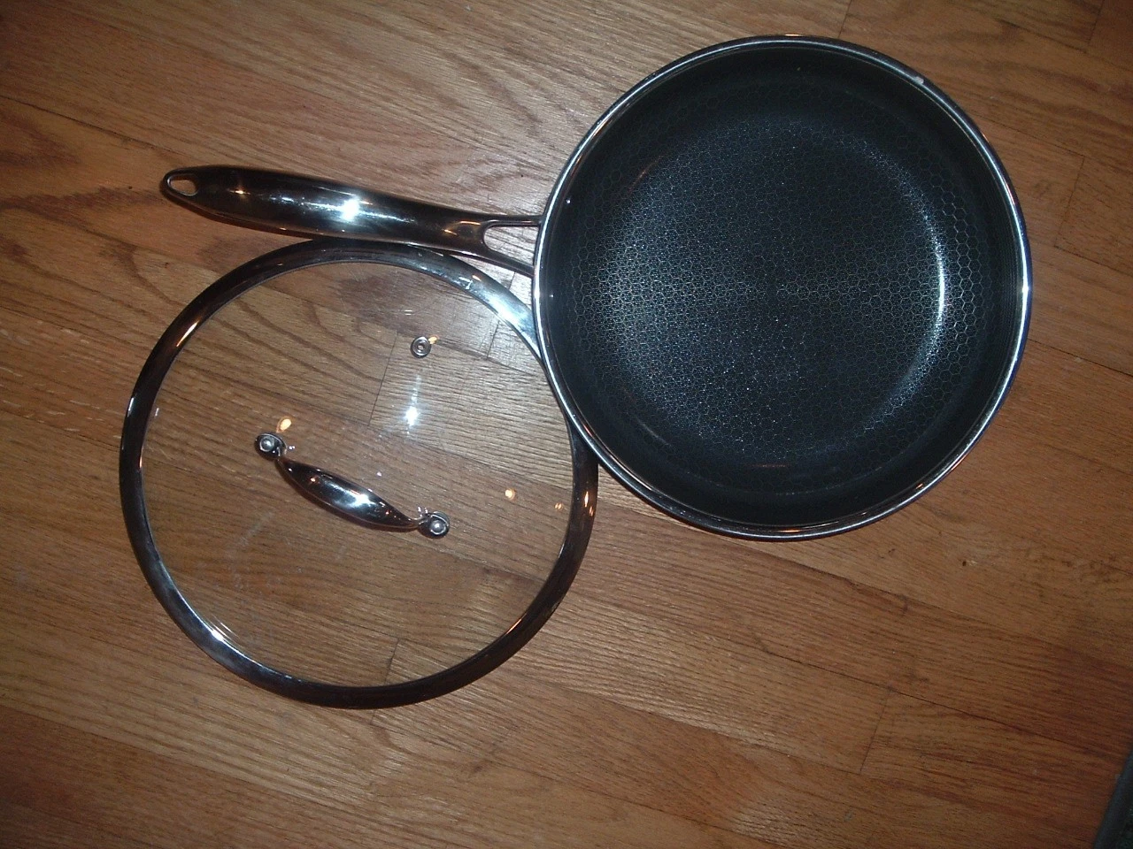 HexClad Hybrid Nonstick Frying Pan 10-Inch with lid & Stay Cool Handle Oven-Safe