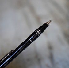 SUPERBE STYLO BILLE MONTBLANC STARWALKER EN RESINE NOIRE - FINITION PLATINUM