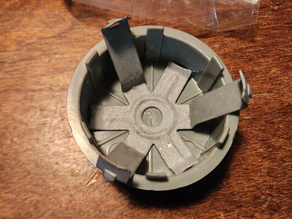 NOS GM Oldsmobile Cutlass Calais Firenza Silver Wheel Center Cap 22531490 - Image 4 of 4