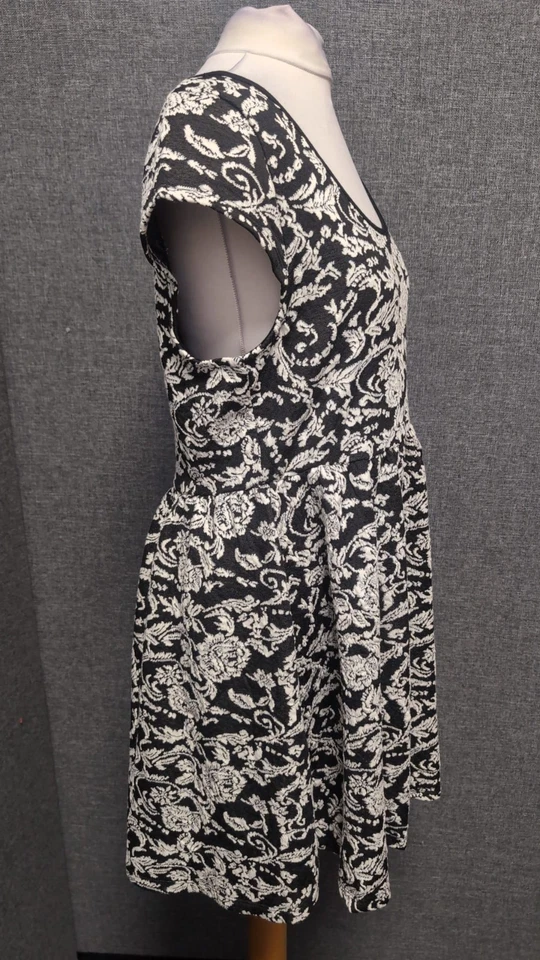 True Decadence Jacquard Skater Dress Black/White Floral UK 12 LN059 EE 01 - Image 2 of 4