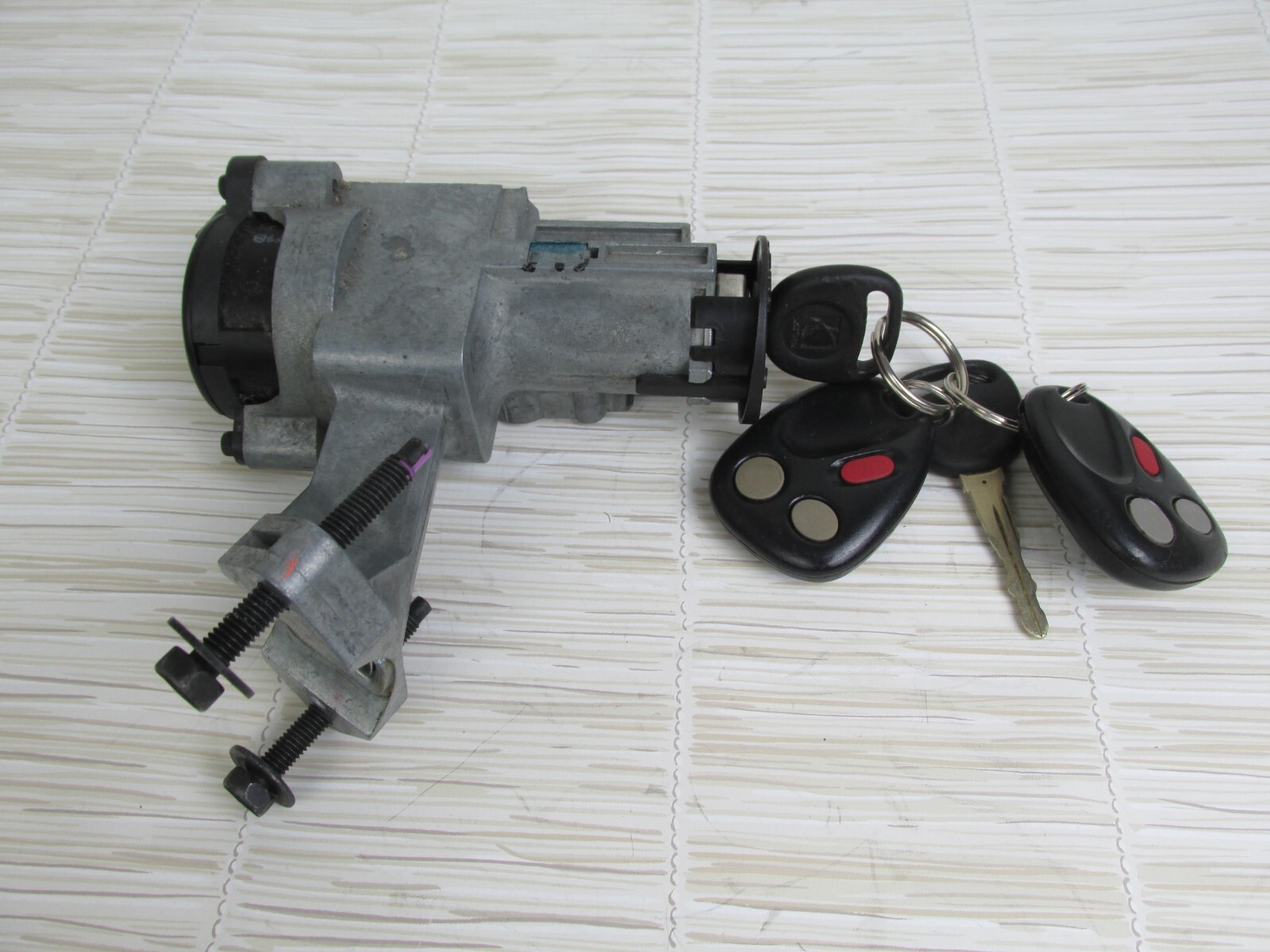 20022007 Saturn VUE Ignition Lock Cylinder Switch Assembly with 2 keys