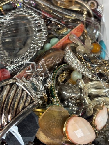 2 lb 13 oz Lot Of Assorted Vintage & Modern Jewelry Pieces For Crafts Or Scrap - Picture 13 of 14