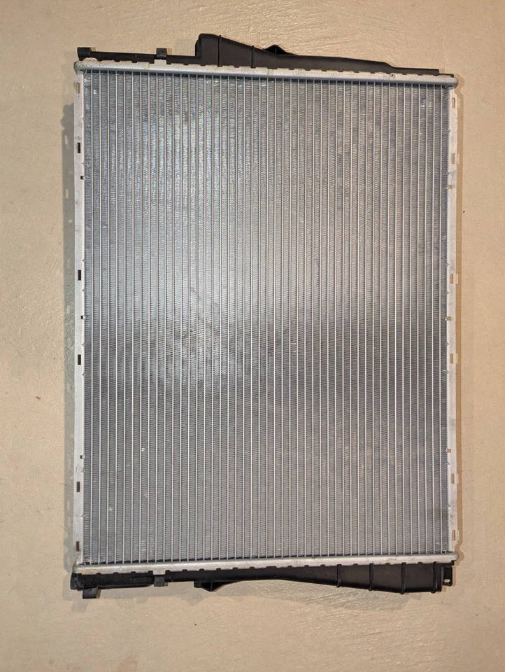 BMW 318i 335is 1999-05 radiador Mahle Behr OEM 99000053 376792261 Foto 4 de 4