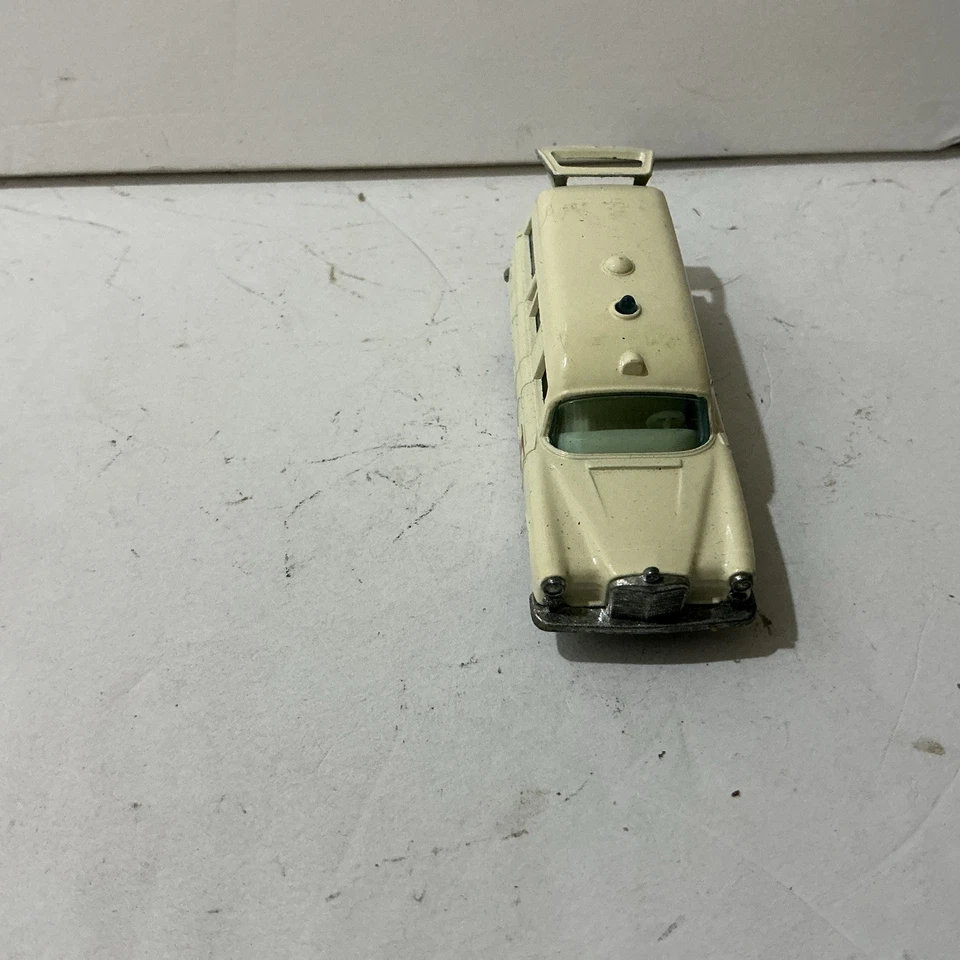 老式火柴盒系列 #3 白色梅赛德斯奔驰救护车莱斯尼英国制造 — 第 3/4 张图片