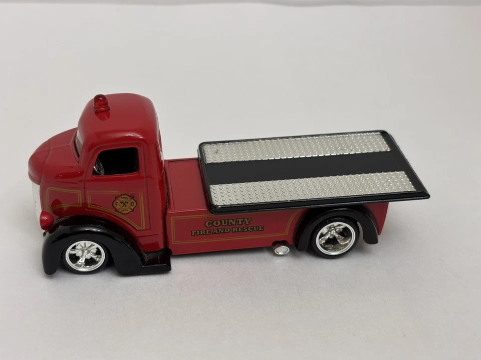 JADA 2011 BADGE CITY HEAT '47 福特 COE COUNTY 火灾和救援 滑床 红色 — 第 3/4 张图片