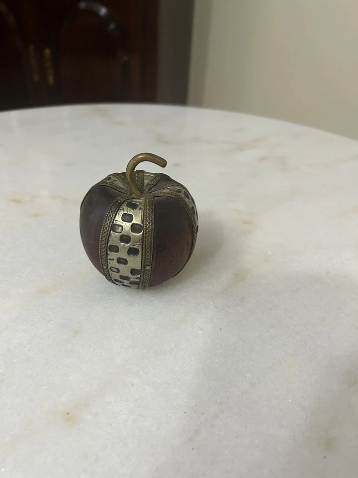 "Manzana decorativa de madera torneada vintage Charles Marcak con adorno de metal 4""x 4""" Foto 2 de 4
