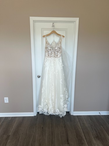 Neues Brautkleid - Allure Bridal Style 9956 - Größe 12 - Neuzustand - Bild 1 von 8