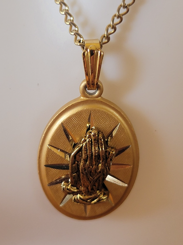 Vtg Praying Hands Necklace Religious Oval Pendant Gold Tone Chain Jewelry - Picture 3 of 7