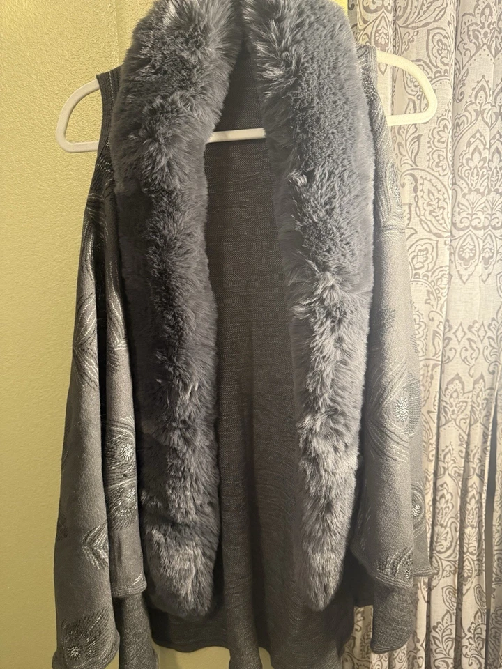 Chaleco gris con ribete de piel sintética Foto 4 de 4