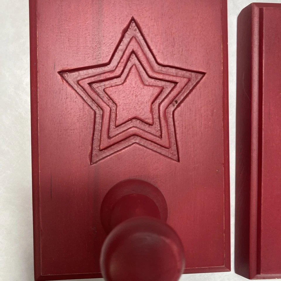 Juego de 2 clavijas Pottery Barn Kids estrella roja perchas estrellas superhéroe mochila colgador Foto 2 de 4