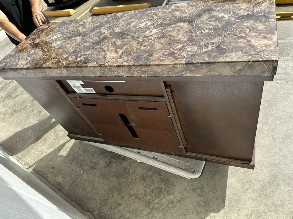 Suporte de TV/console de mídia com tampo laminado de mármore falso e prateleiras de madeira. - Imagem 3 de 4