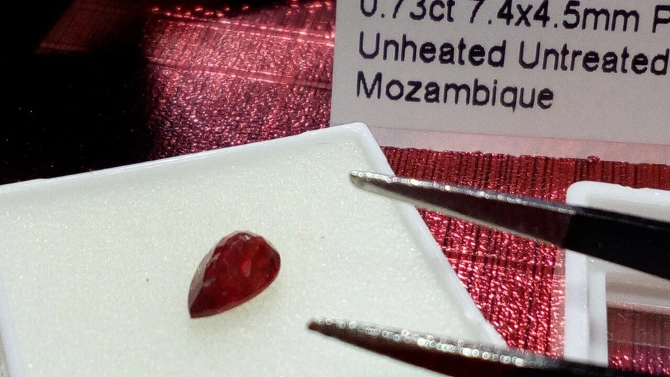 Rubí natural Rojo Talla pera Mozambique 0.73 Cts. - Imagen 3 de 4