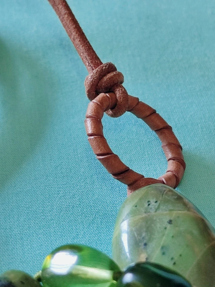 Ожерелье Coldwater Creek с зеленым камнем и стеклянным кожаным ремешком богемное натуральное - Изображение 3 из 4