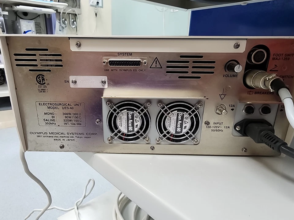 Unidad electroquirúrgica Olympus UES-40 con pedal MAJ-1258 Foto 2 de 3