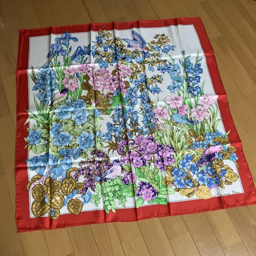 Christian Dior grande écharpe 86 cm 33" carré soie fleur rouge