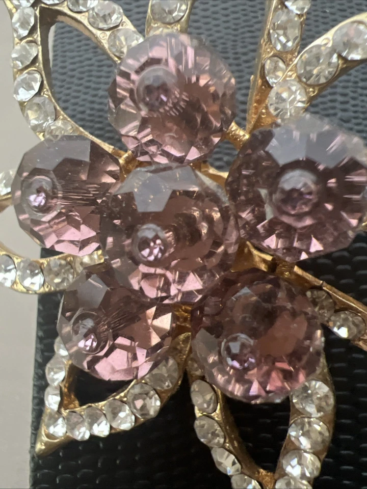 Pinza de pelo floral vintage dorada y rosa con detalles de diamantes de imitación brillantes Foto 3 de 4