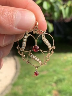 Ciondolo oro 9 ct periodo Art Nouveau pasta di granato e perle semi 2 5 grammi